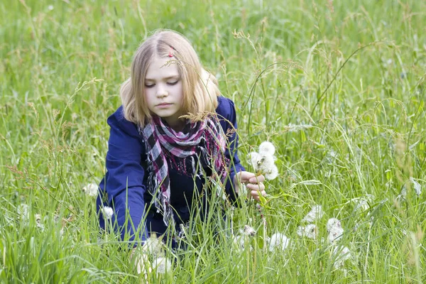 Niña Prado Día Primavera — Foto de Stock