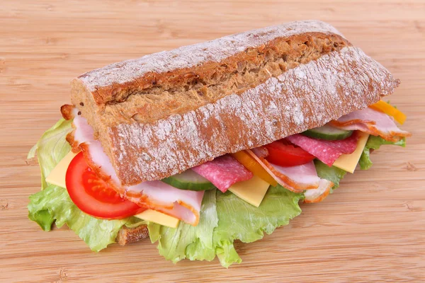 Baguete Com Salame Queijo — Fotografia de Stock