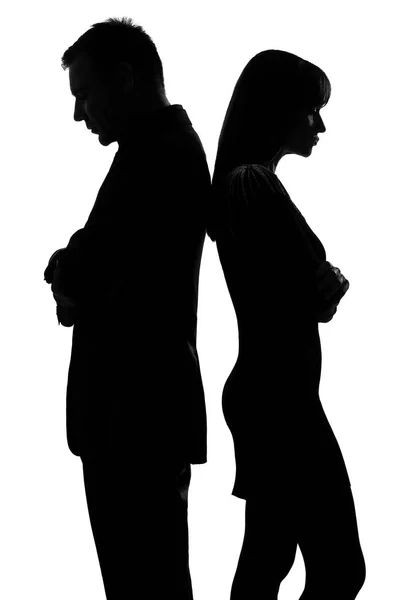 白い背景で隔離のスタジオ シルエットで悲しい背中合わせに男と女を立っている白人の つのカップル — ストック写真