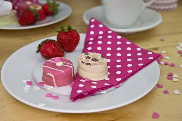 Gâteau Chocolat Aux Fraises Crème Sur Une Assiette — Photo