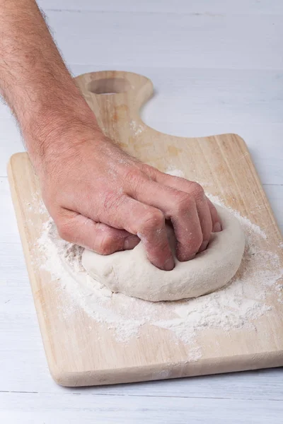 Hand Kneden Deeg Een Snijplank — Stockfoto