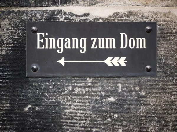 Schild Een Pijl Inscriptie Ingang Van Kathedraal Kathedraal Van Magdeburg — Stockfoto