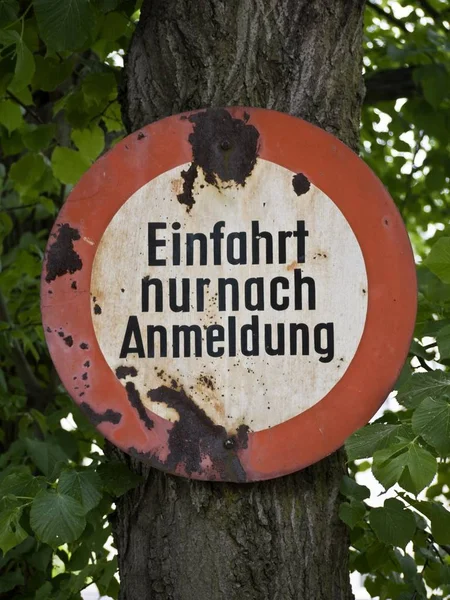 Altes Schild Eintritt Nur Nach Anmeldung — Stockfoto