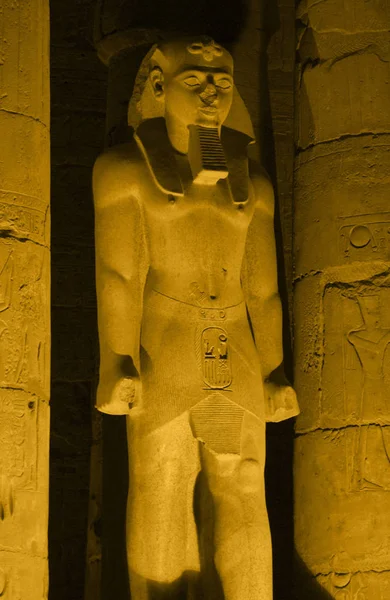 Antik Sarı Işıklandırılmış Ramses Tuş Takımı Mısırdaki Lüks Tapınak — Stok fotoğraf