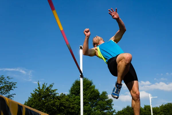 Ung Kvinna Gör Fitness Parken — Stockfoto