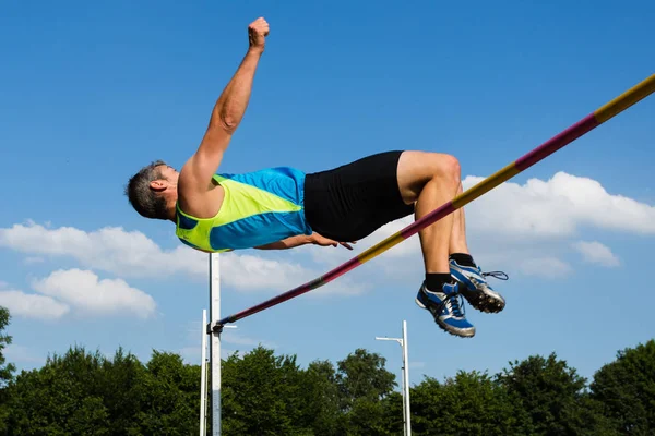 Uomo Che Esercizio Parkour Nel Parco — Foto Stock