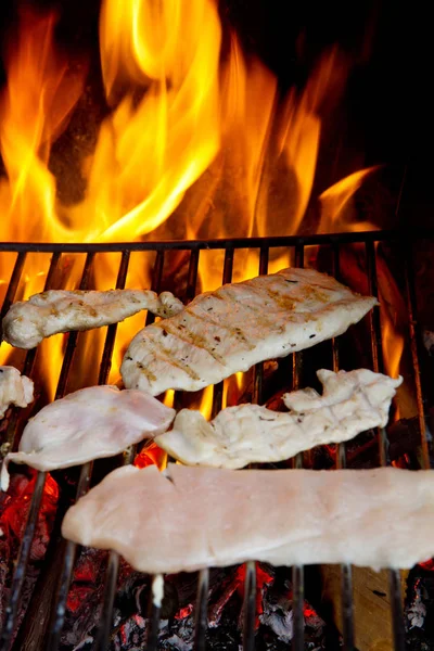 炎で焼かれた鶏の胸肉 — ストック写真