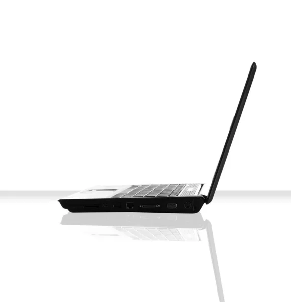 Pojedynczy Laptop Białym Stole Tle — Zdjęcie stockowe