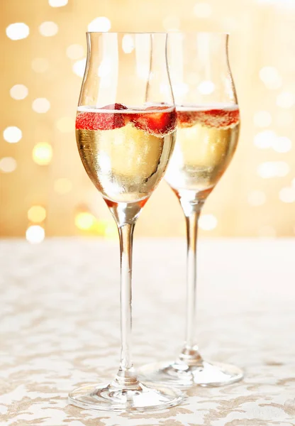 Flauti Champagne Festivi Pieni Spumante Fragole Galleggianti Con Uno Sfondo — Foto Stock
