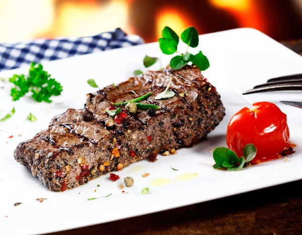 Servieren Von Gegrilltem Rindersteak Mit Scharfen Pfefferkörnern Überzogen Und Mit — Stockfoto