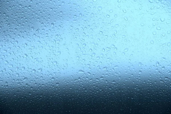 Viele Kleine Regentropfen Auf Blauem Hintergrund — Stockfoto
