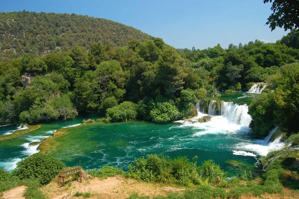 Όμορφο Καταρράκτη Στο Φόντο Της Φύσης — Φωτογραφία Αρχείου