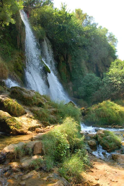 Hermosa Cascada Sobre Fondo Naturaleza — Foto de Stock