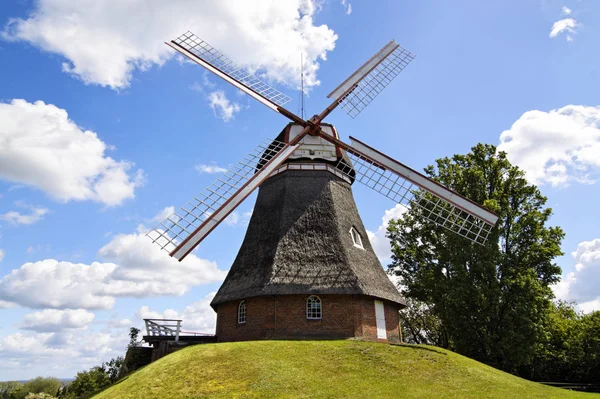 Naturskön Utsikt Över Landskapet Med Väderkvarnsbyggnad — Stockfoto