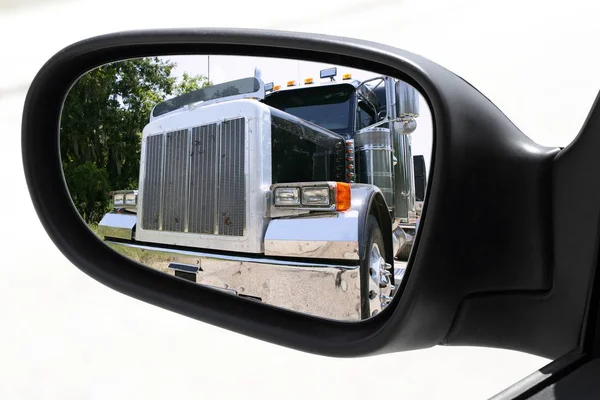 Rearview Bilkörning Spegel Omkörning Stor Lastbil Lastbil Stockbild