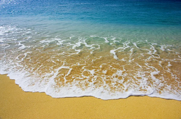 美丽的热带海水拍打着沙滩 — 图库照片