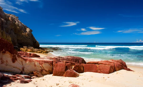 Скелі Червоного Кольору Первозданному Пляжі — стокове фото