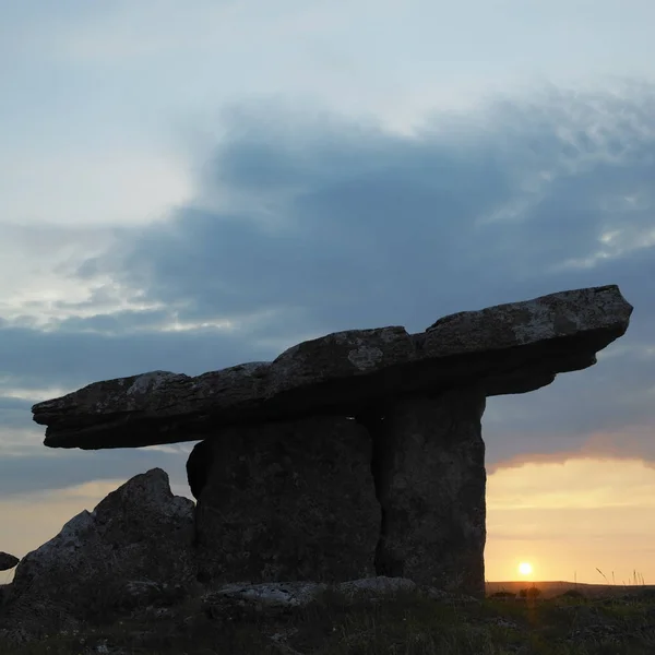 爱尔兰克莱尔县Burren的Poulnabrone Dolmen — 图库照片