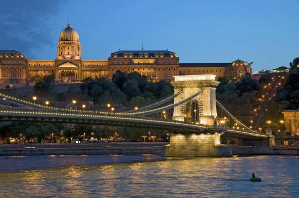 Ponte Cadeia Iluminada Palácio Real Orçamento Húngaro — Fotografia de Stock