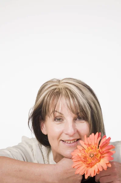 Retrato Cabeza Hombros Una Mujer Adulta Con Flor Arte Naranja — Foto de Stock