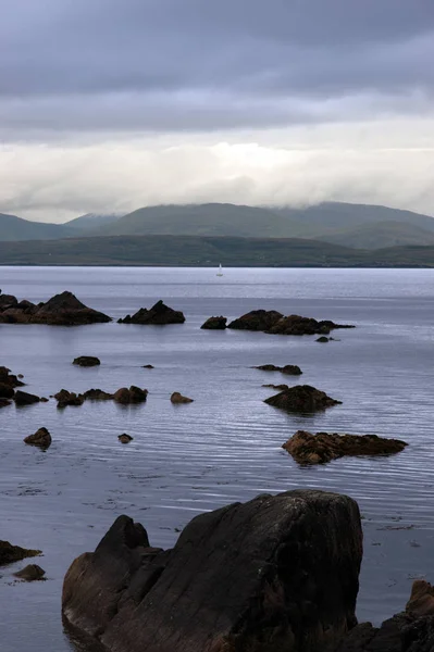 Naturskön Utsikt Kerry Irland Lone Yacht Segling Klippor Och Hav — Stockfoto