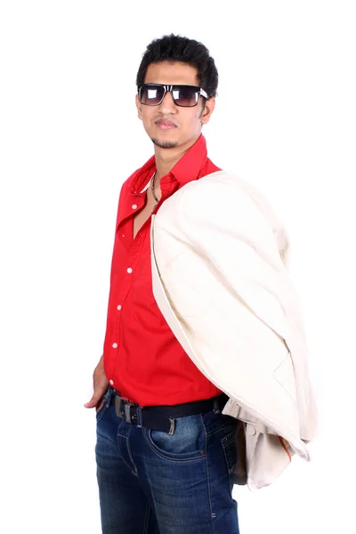 白いスタジオの背景に 彼の肩の上に色合いとコートを身に着けているスマート若いインドの男 — ストック写真