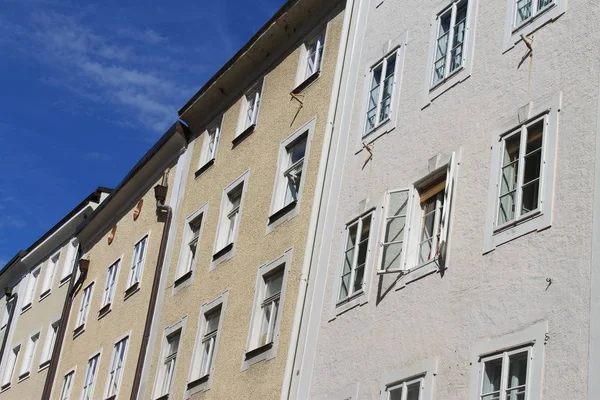 在萨尔茨堡的古城中分离的旧建筑 — 图库照片