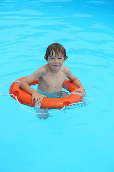 Niño Pequeño Piscina — Foto de Stock