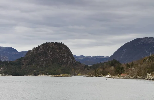 Krajobraz Norwegii Linia Brzegowa Fiordzie Ciemnym Niebie — Zdjęcie stockowe