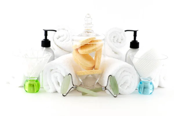 Varios Productos Spa Profesionales Dispuestos Sobre Fondo Blanco — Foto de Stock