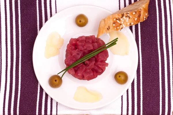 Tartare Atunero Con Cebollas Aceitunas Jengibre —  Fotos de Stock