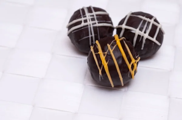 Braune Pralinen Aus Schokolade Auf Weißem Flechtstoff — Stockfoto