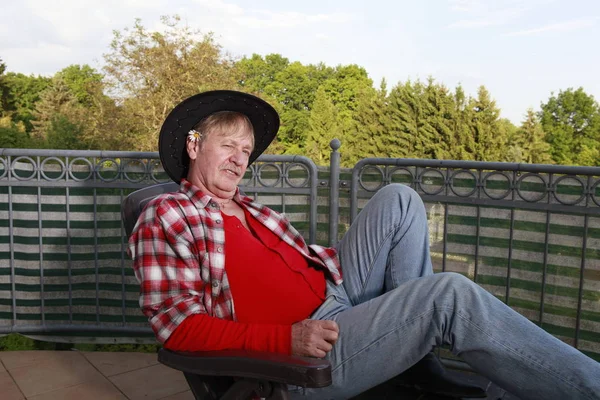 Rentner Entspannt Sich Auf Balkon — Stockfoto