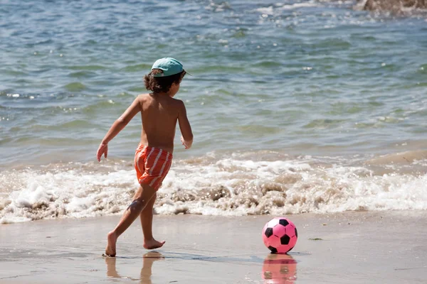 Hermoso Chico Con Una Pelota Fútbol Jugando Playa — Foto de Stock