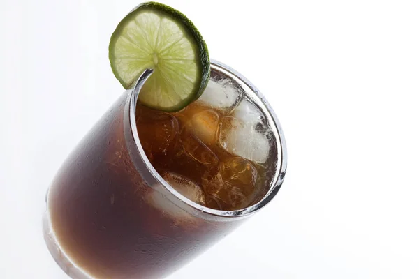 Cuba Libre Cocktail Geïsoleerd Witte Achtergrond — Stockfoto