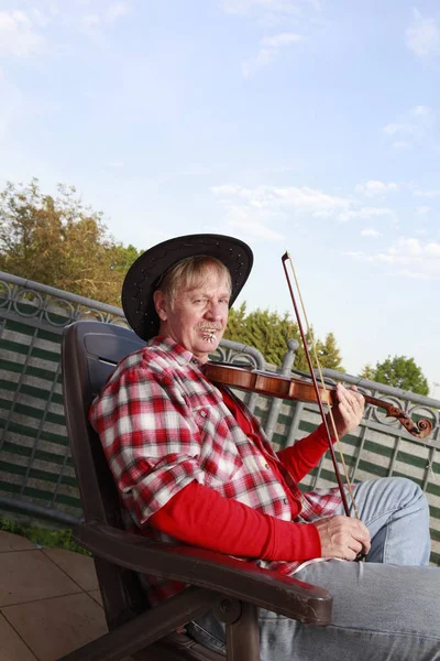 Зрелый Мужчина Играет Скрипке Балконе — стоковое фото