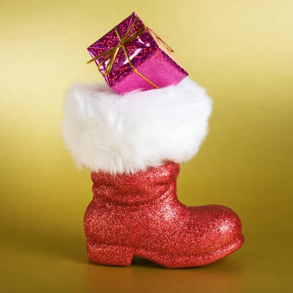 红色圣诞靴和金色背景礼品盒 — 图库照片