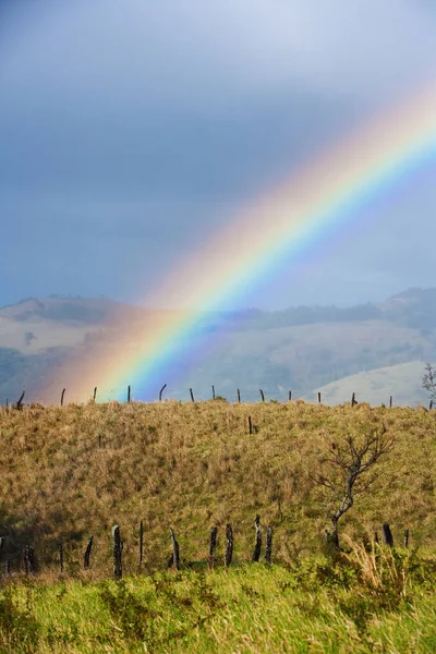 Parte Arcobaleno Colorato Una Prateria — Foto Stock