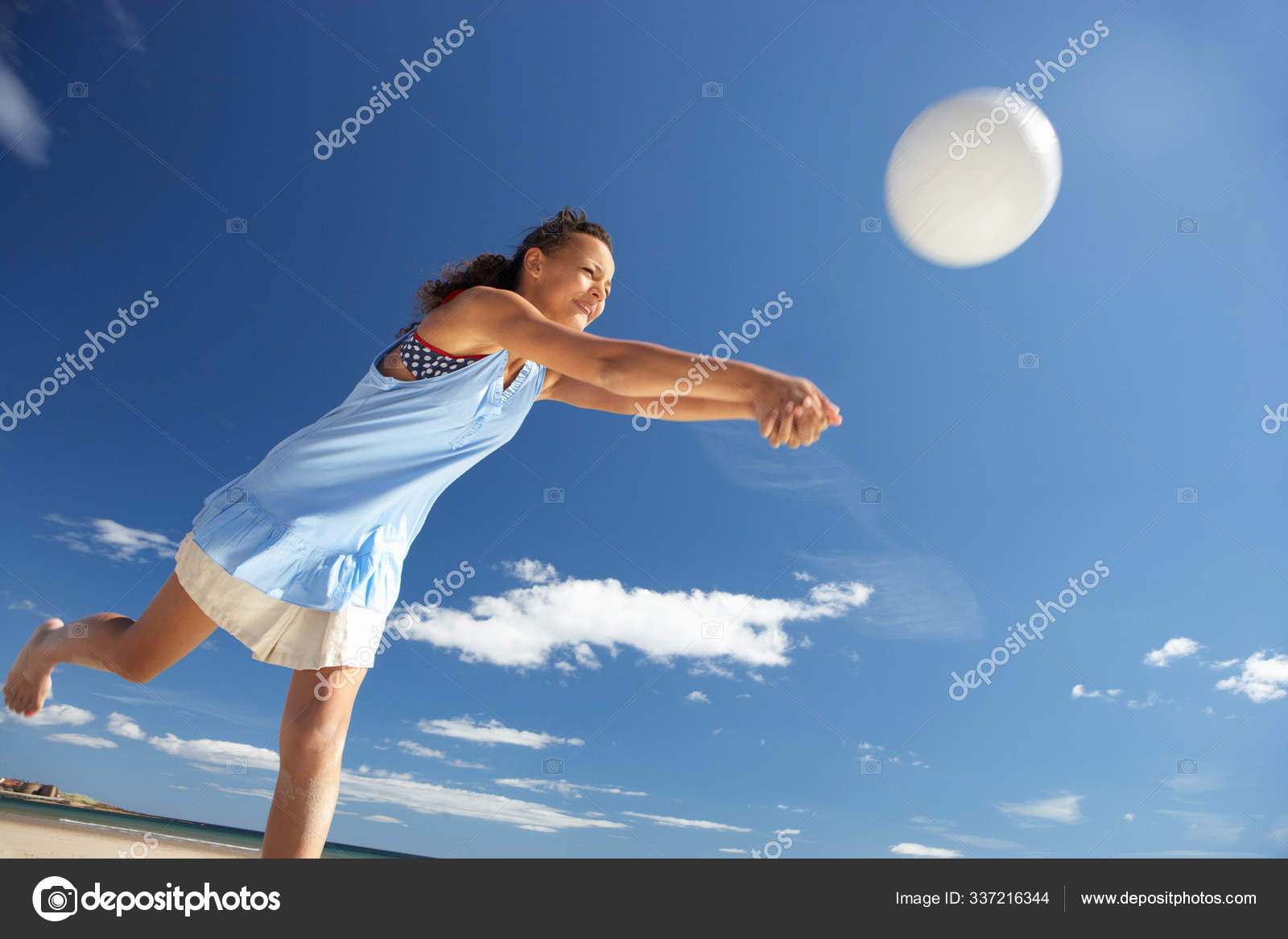 Jogador de futebol em azul saltando contra visão de ângulo baixo