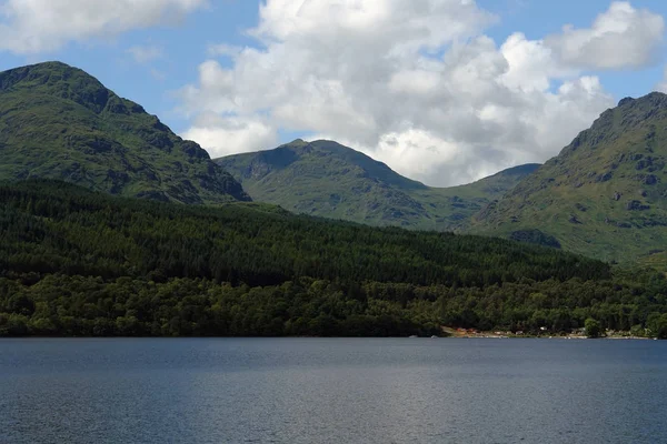 Pagórkowate Krajobrazy Szkocji Wokół Loch Lomond Okresie Letnim — Zdjęcie stockowe