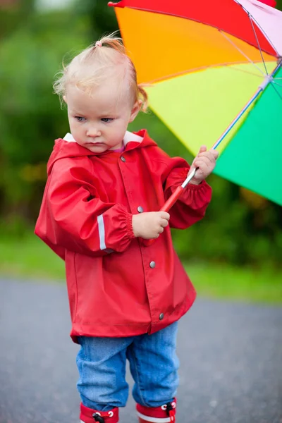 우산을 귀여운 걸음마하는 — 스톡 사진