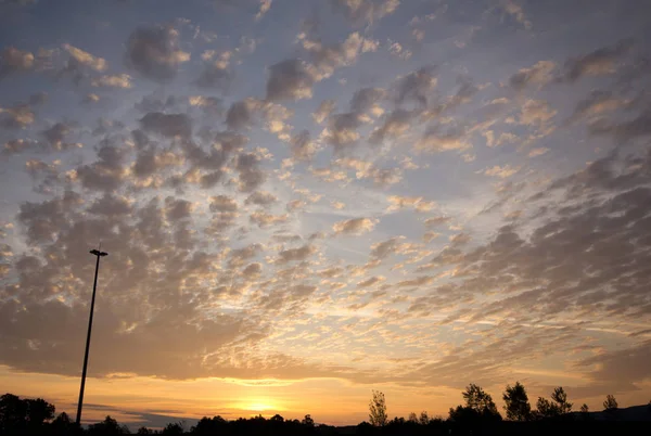 雲の上に沈む夕日 — ストック写真