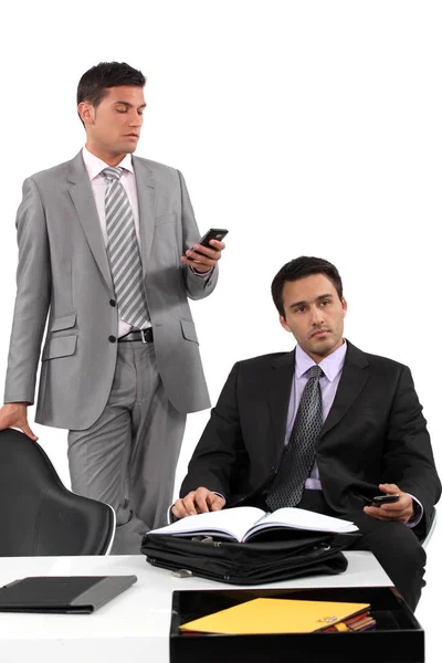 Két Üzletember Üzent Mobilján — Stock Fotó