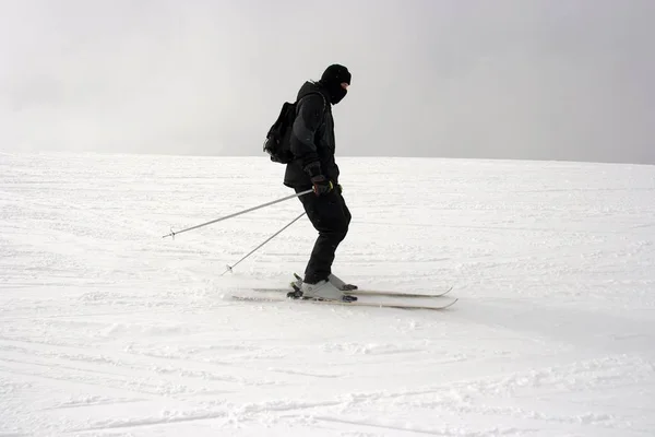 Skifahrer Rutscht Den Hang Hinunter — Stockfoto