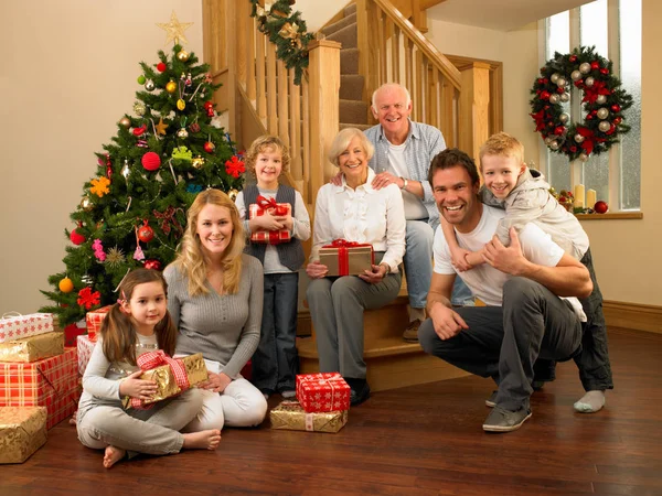 Familia Con Regalos Delante Del Árbol Navidad — Foto de Stock