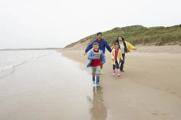 Famiglia Felice Sulla Spiaggia — Foto Stock