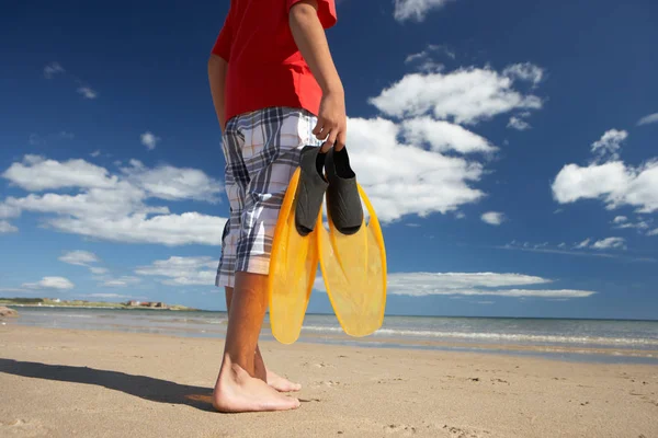 Adolescente Ragazzo Sulla Spiaggia Con Pinne — Foto Stock