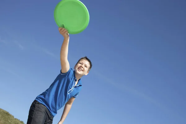 Junge Spielt Frisbee Strand — Stockfoto