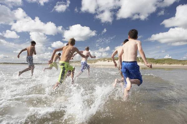 Teenagers Playing Beach — Stock Photo, Image