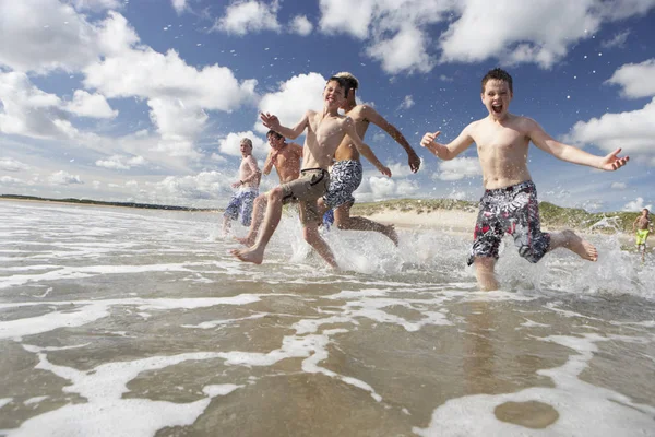 Έφηβοι Που Παίζει Στην Παραλία — Φωτογραφία Αρχείου